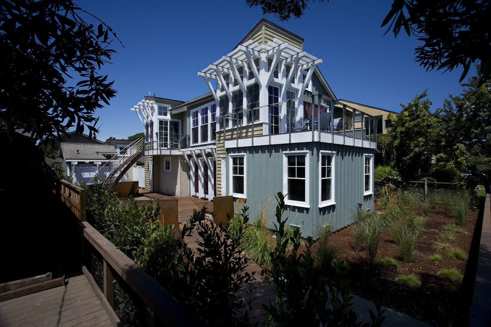 Foto della facciata di una casa stile marinaro a un piano