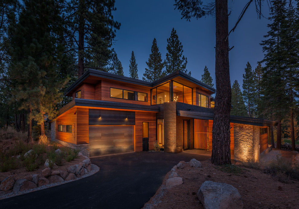 Exemple d'une façade de maison tendance en bois.