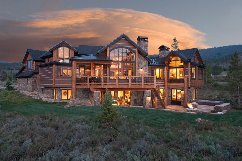 Zweistöckiges Uriges Einfamilienhaus mit Mix-Fassade, brauner Fassadenfarbe und Satteldach in Denver