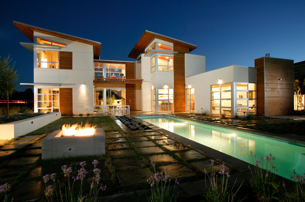 Zweistöckiges Modernes Haus mit Mix-Fassade und beiger Fassadenfarbe in Sacramento