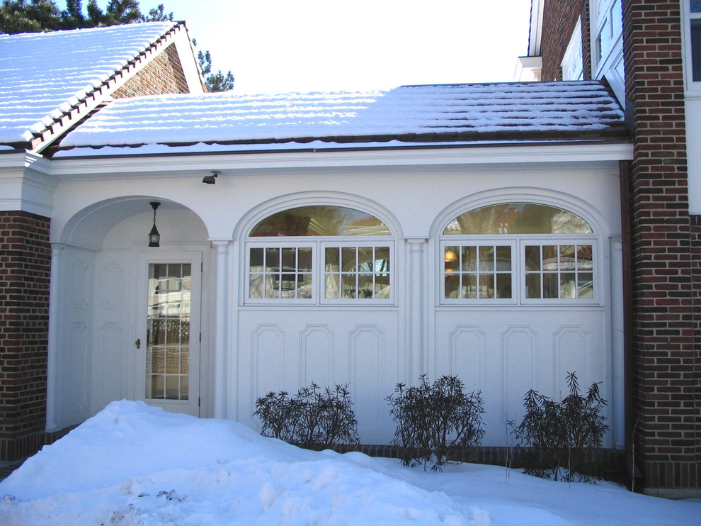 Idee per la facciata di una casa bianca classica con rivestimento in mattoni