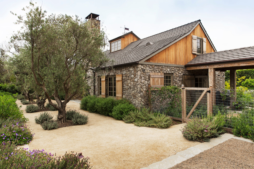 Zweistöckiges Landhausstil Einfamilienhaus mit Mix-Fassade, brauner Fassadenfarbe, Satteldach, Schindeldach und Dachgaube in Los Angeles