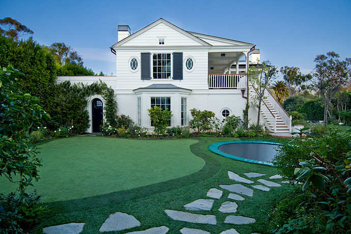 ロサンゼルスにある高級なトランジショナルスタイルのおしゃれな家の外観の写真