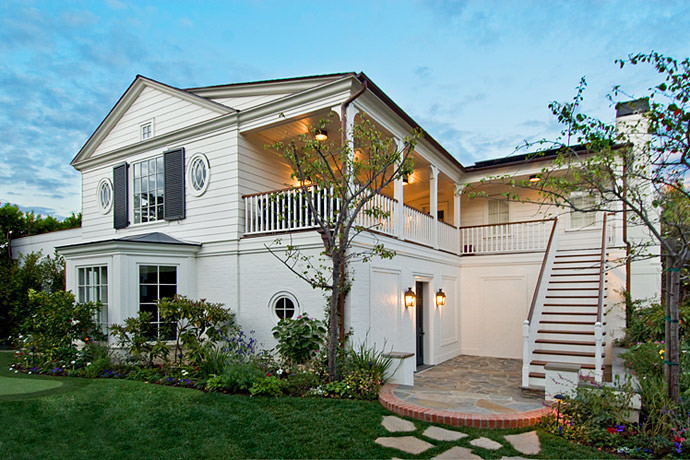 Große, Dreistöckige Klassische Holzfassade Haus mit weißer Fassadenfarbe und Satteldach in Los Angeles