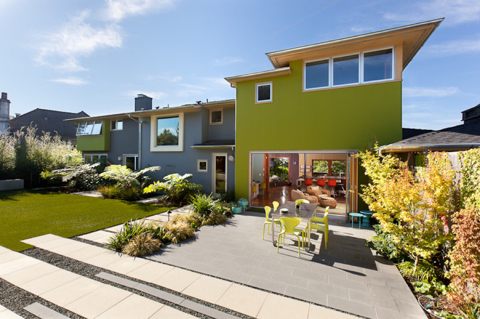 サンフランシスコにあるコンテンポラリースタイルのおしゃれな二階建ての家 (緑の外壁) の写真