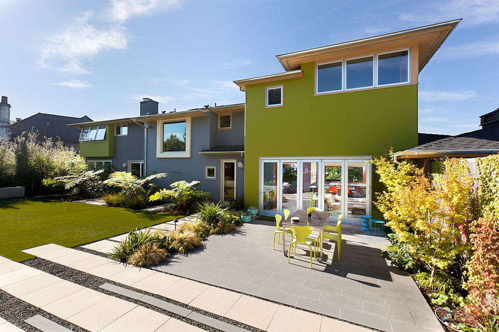 Großes, Zweistöckiges Modernes Einfamilienhaus mit Betonfassade, grüner Fassadenfarbe und Flachdach in San Francisco