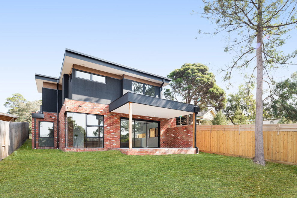 Zweistöckiges Modernes Einfamilienhaus mit Backsteinfassade, Flachdach und Blechdach in Melbourne