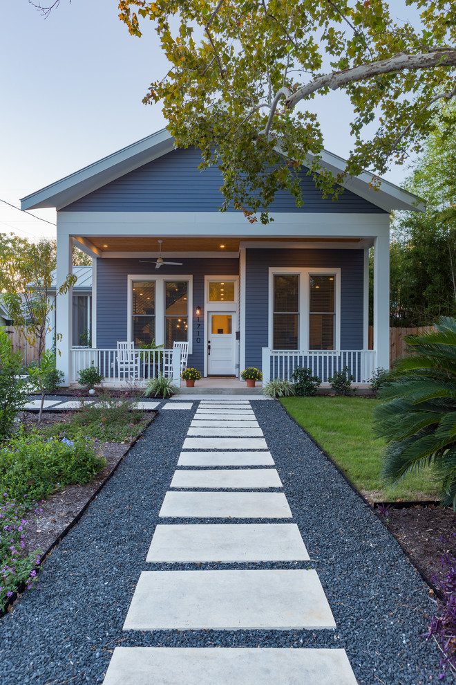 Zweistöckiges Klassisches Einfamilienhaus mit blauer Fassadenfarbe und Satteldach in Austin