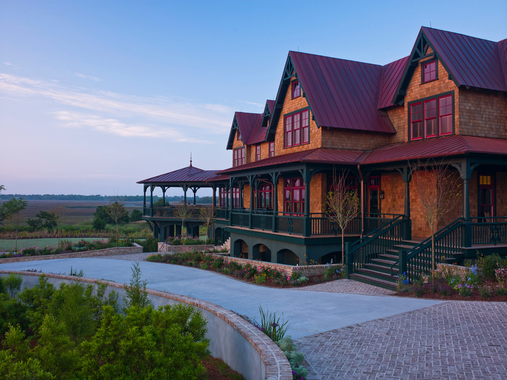 Geräumige, Dreistöckige Klassische Holzfassade Haus mit grüner Fassadenfarbe und Satteldach in Charleston
