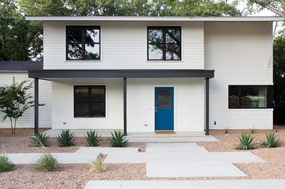 Zweistöckiges Modernes Haus mit weißer Fassadenfarbe in Austin