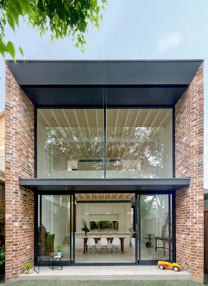 Mittelgroßes, Zweistöckiges Modernes Einfamilienhaus mit Backsteinfassade, Flachdach, Blechdach und bunter Fassadenfarbe in Sydney