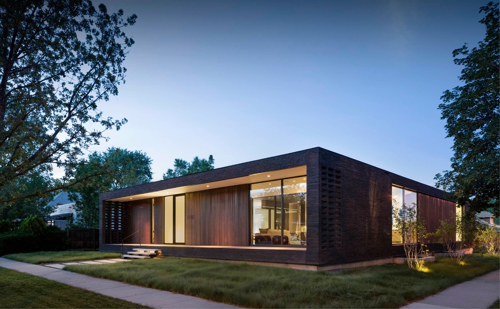 Foto de fachada de casa marrón minimalista de una planta con revestimientos combinados y tejado plano
