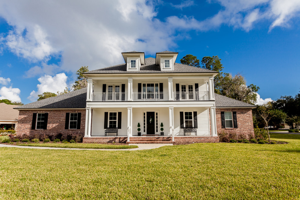 Mittelgroßes, Zweistöckiges Uriges Einfamilienhaus mit Mix-Fassade, weißer Fassadenfarbe, Walmdach und Schindeldach in Jacksonville