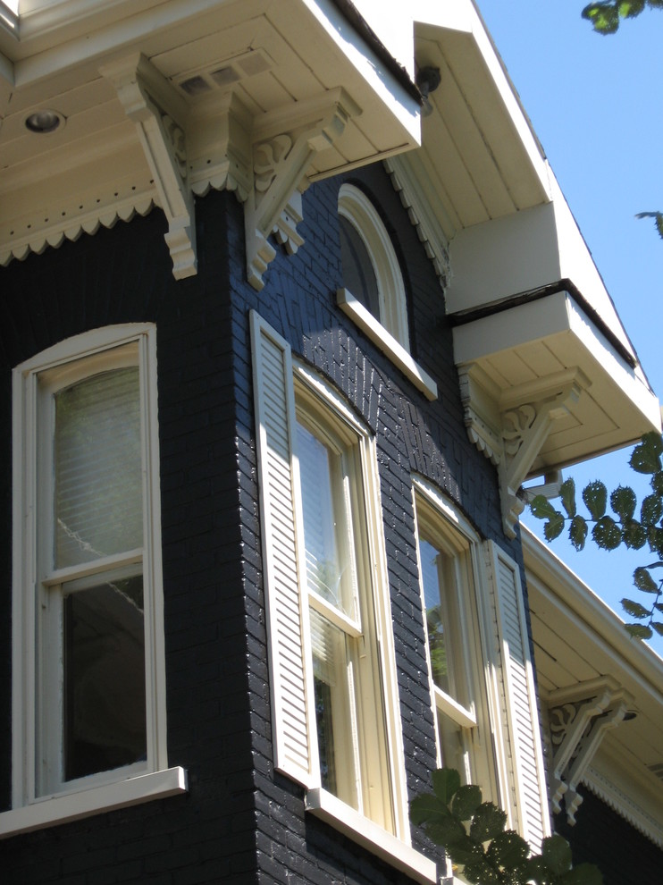 Brick house exterior repaint - Kitchener, Ontario - Traditional