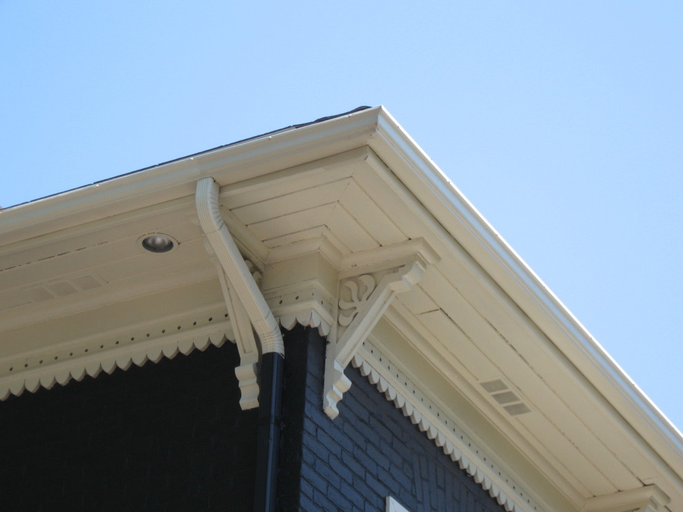 Diseño de fachada de casa azul tradicional de tamaño medio de dos plantas con revestimiento de ladrillo, tejado a cuatro aguas y tejado de teja de madera