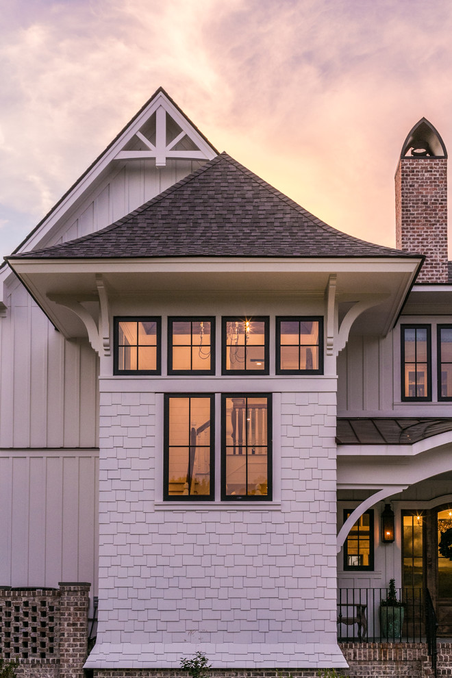 Immagine della facciata di una casa bianca classica a due piani con tetto a padiglione