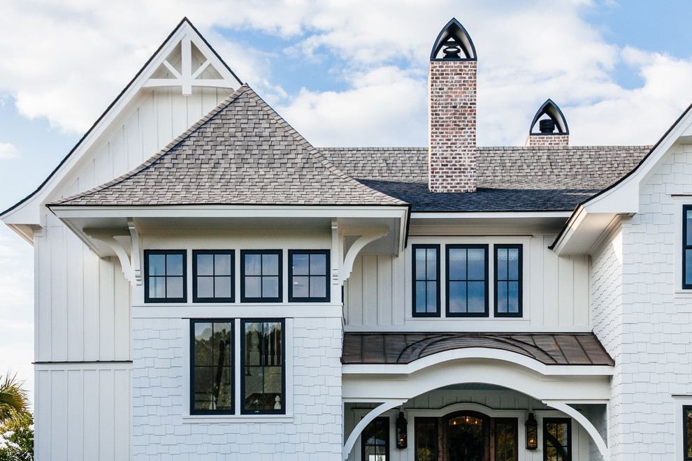 Inspiration pour une façade de maison blanche traditionnelle à un étage avec un toit à deux pans.