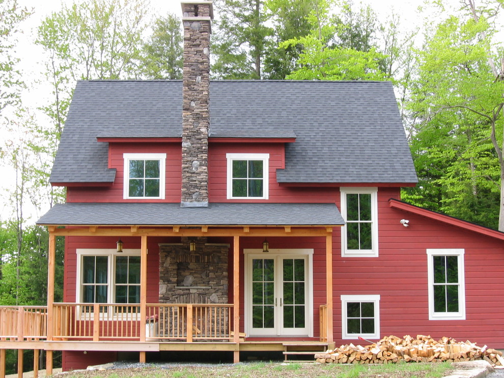 Пример оригинального дизайна: двухэтажный, красный дом в стиле кантри