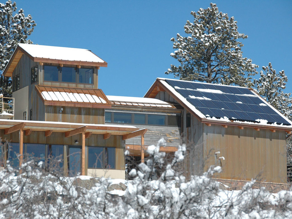 Immagine della villa country a due piani di medie dimensioni con rivestimenti misti, tetto a capanna e copertura in metallo o lamiera
