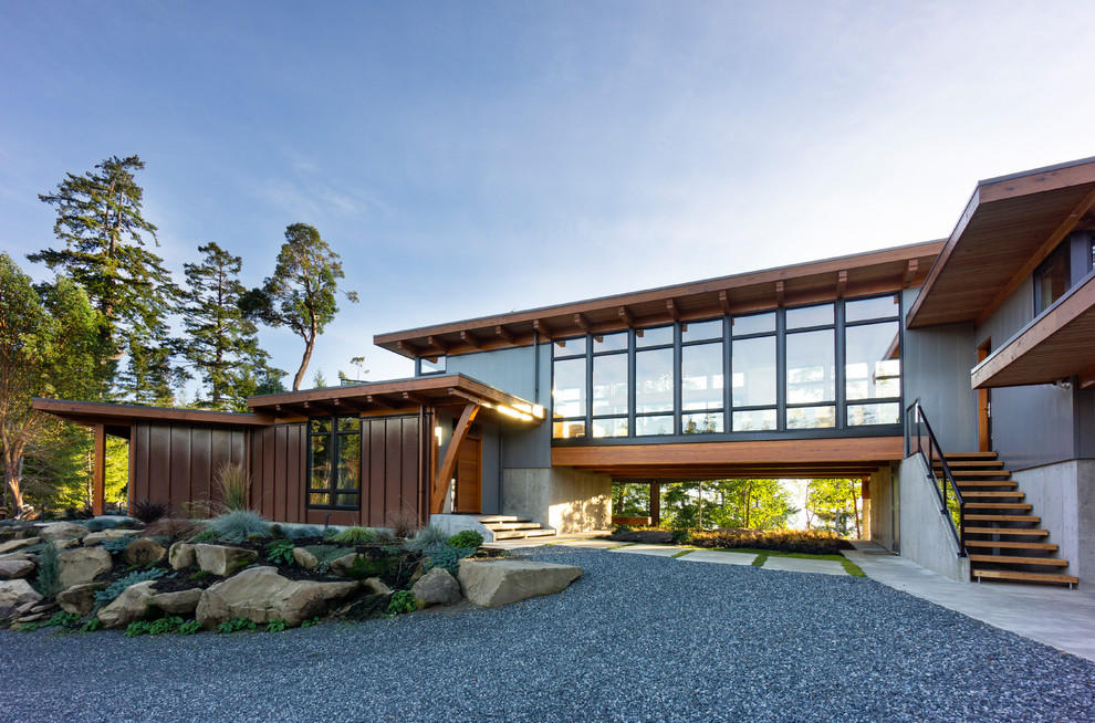 Стильный дизайн: двухэтажный, серый частный загородный дом в современном стиле с комбинированной облицовкой и плоской крышей - последний тренд