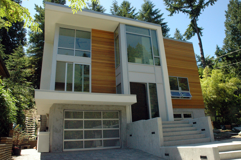 Esempio della facciata di una casa contemporanea con rivestimento in legno