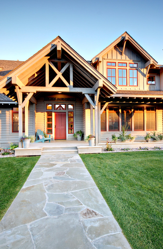 Mittelgroßes, Zweistöckiges Country Einfamilienhaus mit Vinylfassade, grauer Fassadenfarbe, Walmdach und Schindeldach in Sonstige