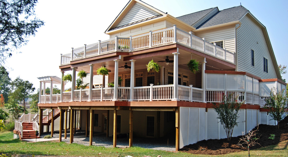 Ispirazione per la villa grande bianca tropicale a tre piani con rivestimento in legno, tetto a mansarda e copertura a scandole