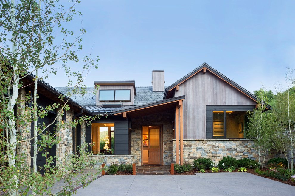 Inspiration pour une grande façade de maison grise design en bois à un étage.