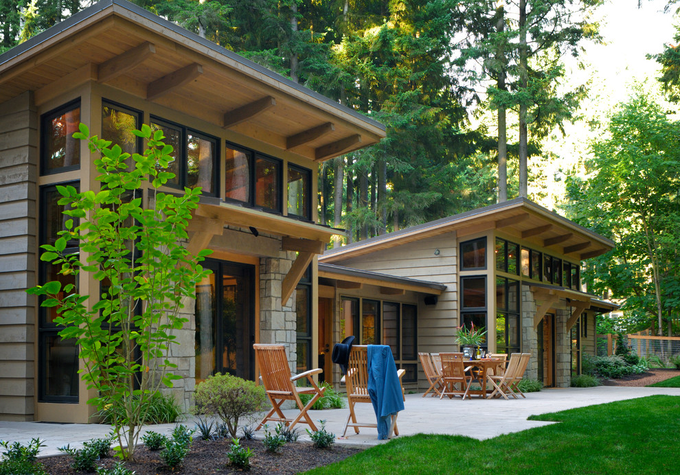 Großes, Zweistöckiges Rustikales Einfamilienhaus mit Pultdach, Mix-Fassade, grauer Fassadenfarbe und Blechdach in Seattle