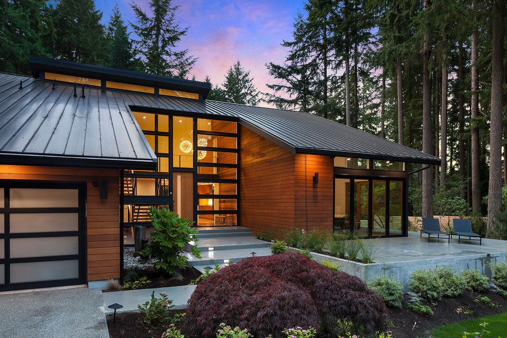 Dreistöckiges Modernes Haus mit bunter Fassadenfarbe, Pultdach und Blechdach in Seattle