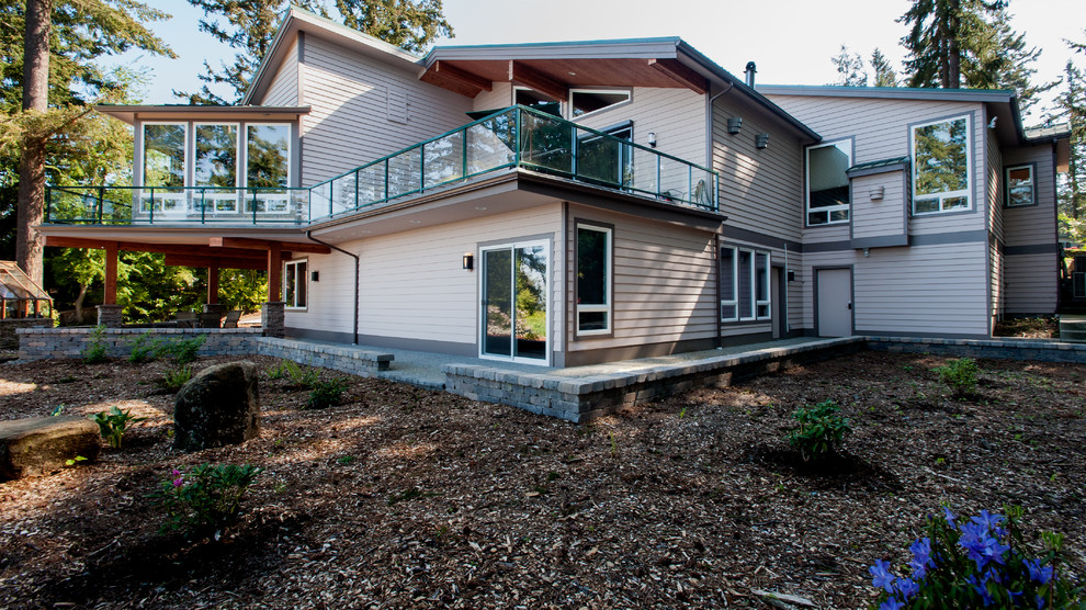 Große, Zweistöckige Klassische Holzfassade Haus mit beiger Fassadenfarbe in Seattle