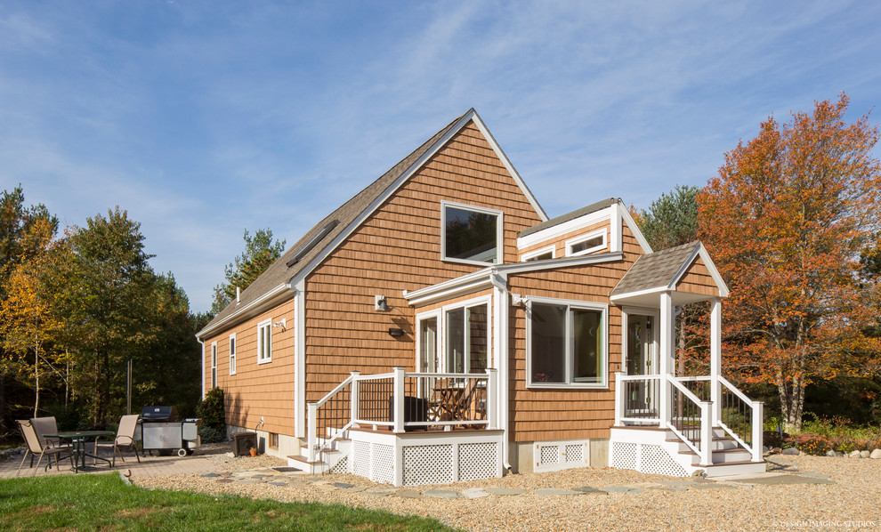 Foto della villa piccola marrone stile marinaro a un piano con rivestimento in legno, tetto a capanna e copertura a scandole