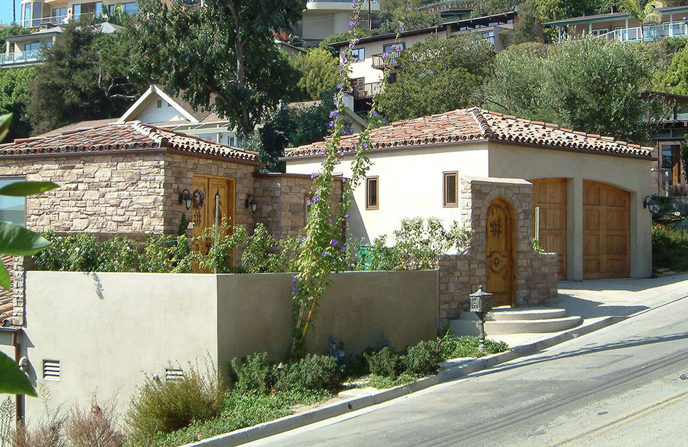 Inspiration pour une façade de maison méditerranéenne en pierre.