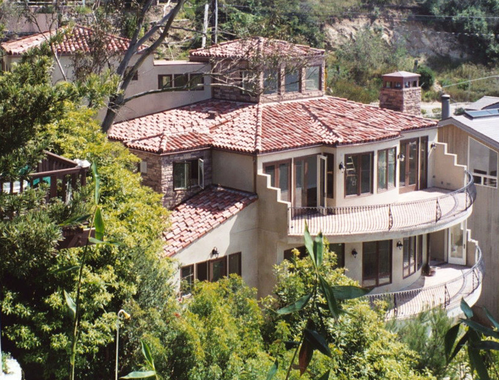 Mediterranes Einfamilienhaus mit Steinfassade in Orange County