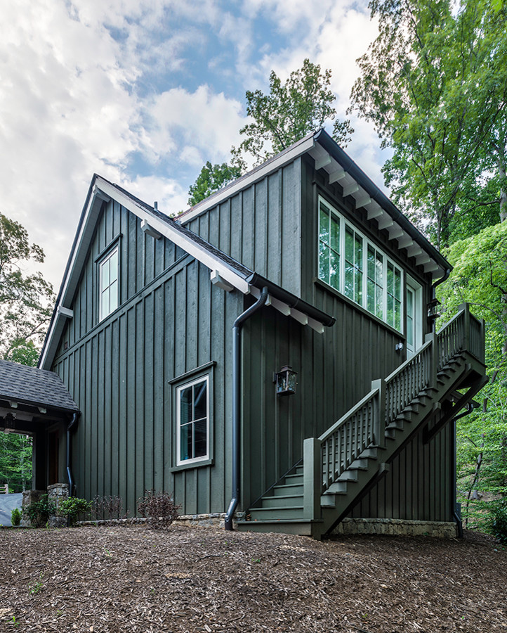 Geräumige, Zweistöckige Landhausstil Holzfassade Haus mit grüner Fassadenfarbe und Satteldach in Sonstige