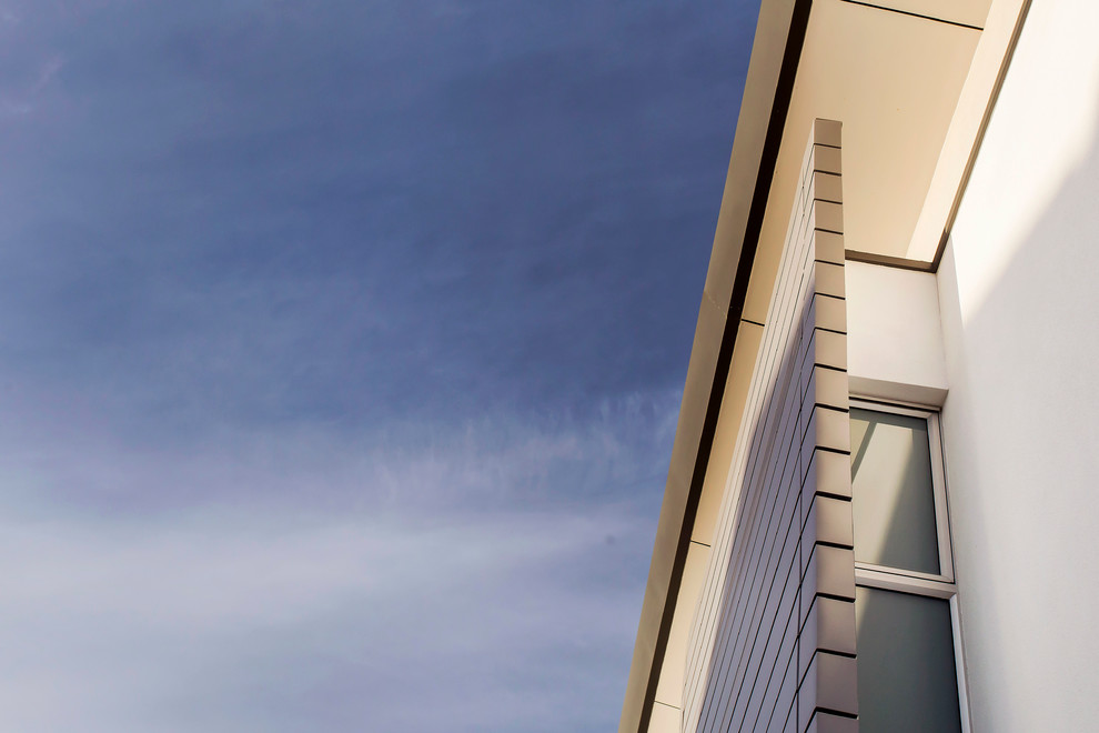 Zweistöckiges Modernes Haus mit Metallfassade und weißer Fassadenfarbe in Adelaide