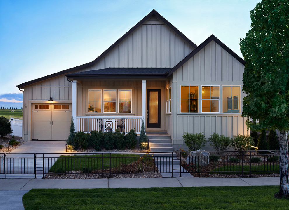 Imagen de fachada beige de estilo de casa de campo de una planta con revestimiento de madera
