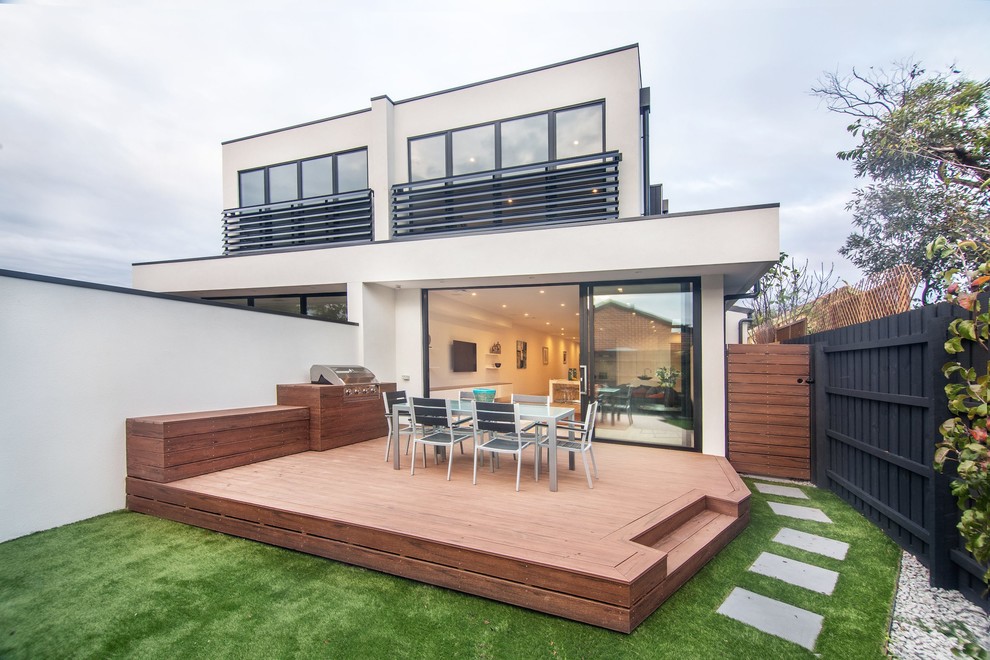 Mittelgroßes, Zweistöckiges Modernes Haus mit weißer Fassadenfarbe und Flachdach in Melbourne
