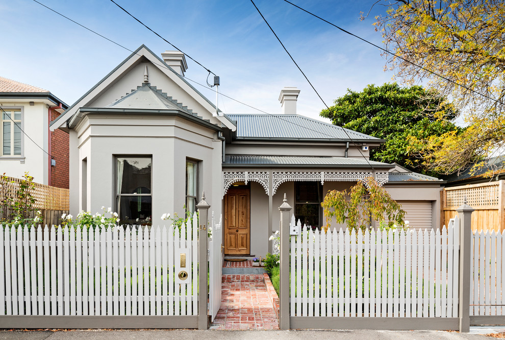 Kleines, Einstöckiges Klassisches Einfamilienhaus mit Betonfassade, grauer Fassadenfarbe, Satteldach und Blechdach in Melbourne
