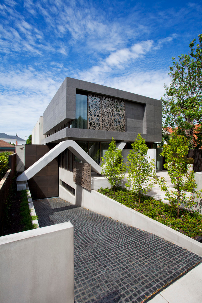 Réalisation d'une grande façade de maison design à un étage avec un toit plat.