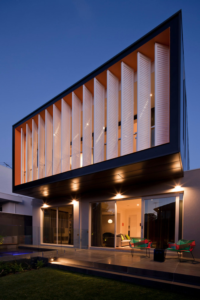 Exemple d'une façade de maison métallique moderne.