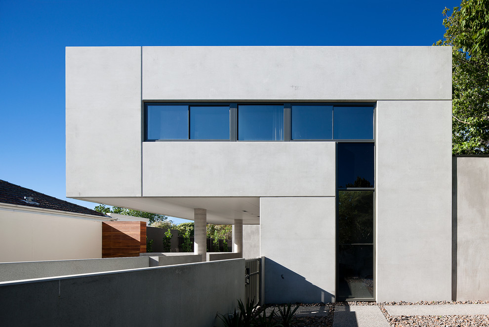 Réalisation d'une façade de maison grise design.