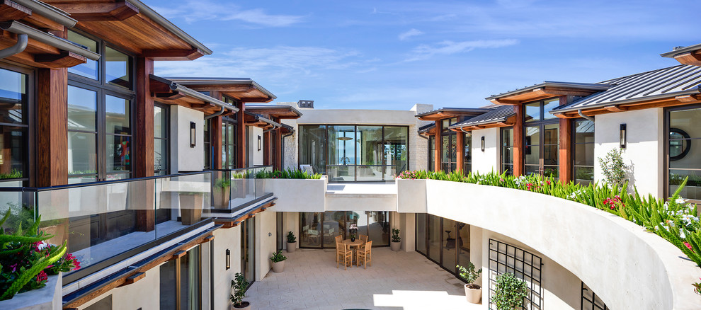 Großes, Zweistöckiges Modernes Einfamilienhaus mit Putzfassade, weißer Fassadenfarbe, Walmdach und Blechdach in Los Angeles