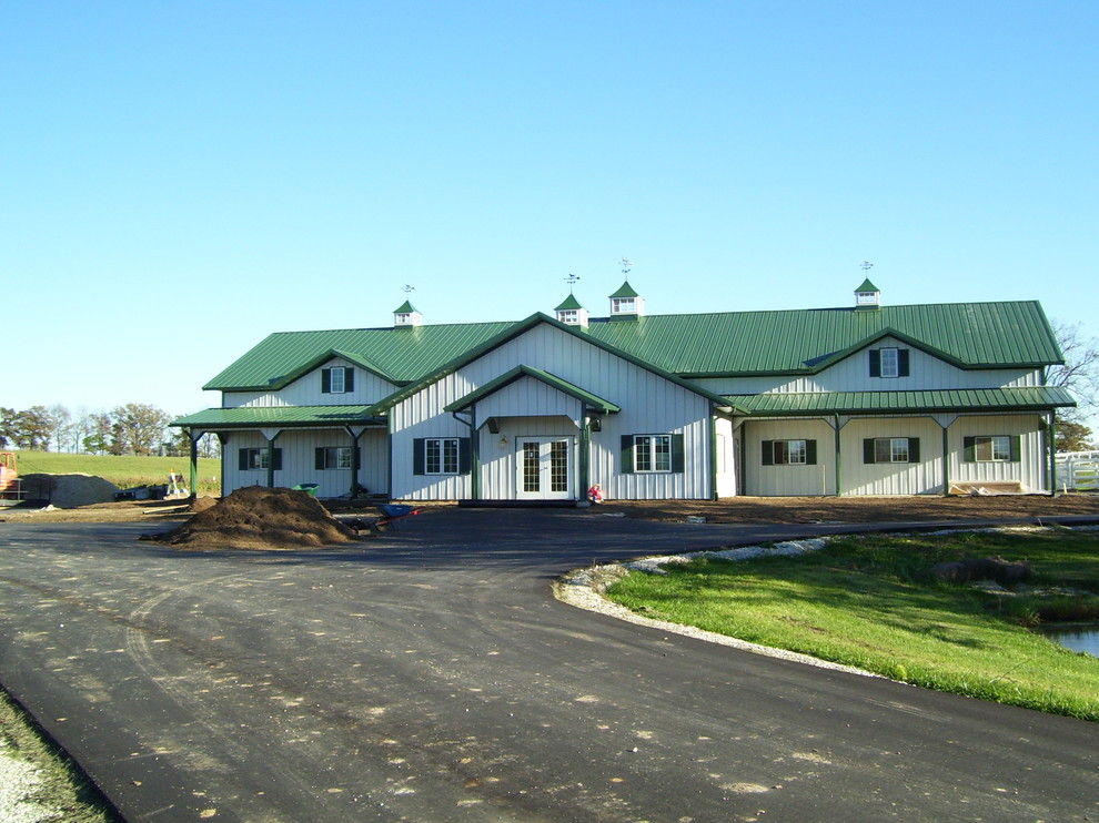 Esempio della facciata di una casa grande verde moderna a due piani con rivestimento in metallo e tetto a capanna