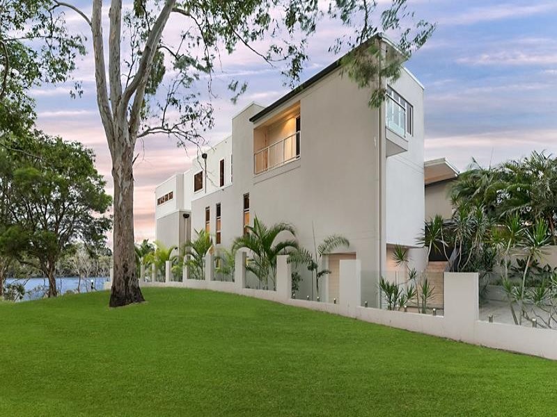 Großes, Dreistöckiges Modernes Einfamilienhaus mit Betonfassade, bunter Fassadenfarbe, Flachdach und Blechdach in Brisbane