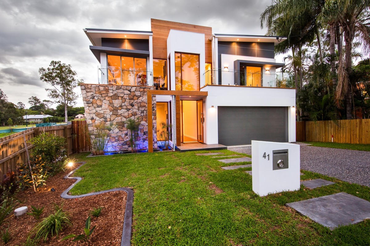 Mittelgroßes, Zweistöckiges Modernes Haus mit schwarzer Fassadenfarbe in Brisbane
