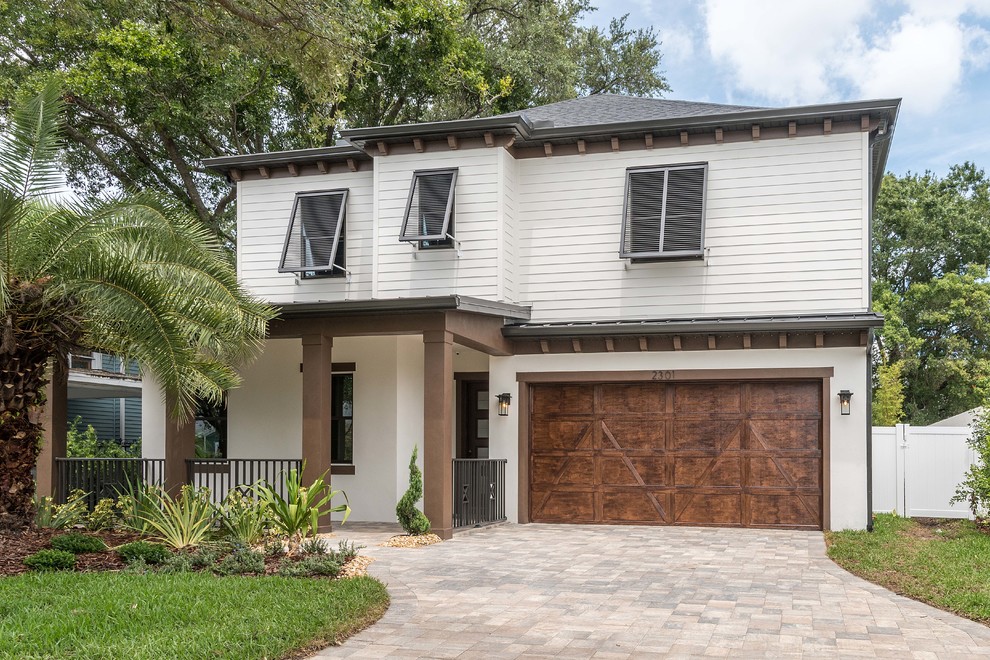 Zweistöckiges Einfamilienhaus mit Walmdach und Schindeldach in Tampa