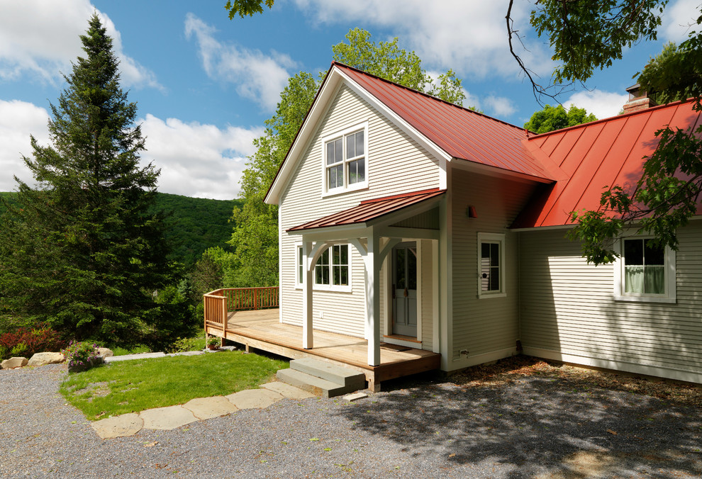 Foto de fachada beige de estilo de casa de campo grande de dos plantas con revestimiento de madera y tejado a dos aguas