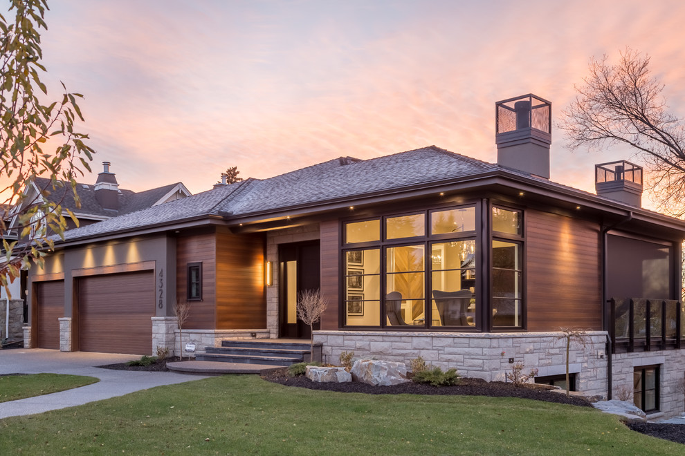 Diseño de fachada de casa marrón contemporánea de dos plantas con revestimientos combinados, tejado a cuatro aguas y tejado de teja de madera