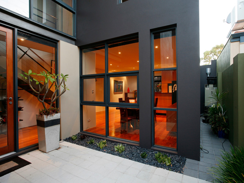 Inspiration pour une petite façade de maison grise design en béton à un étage.